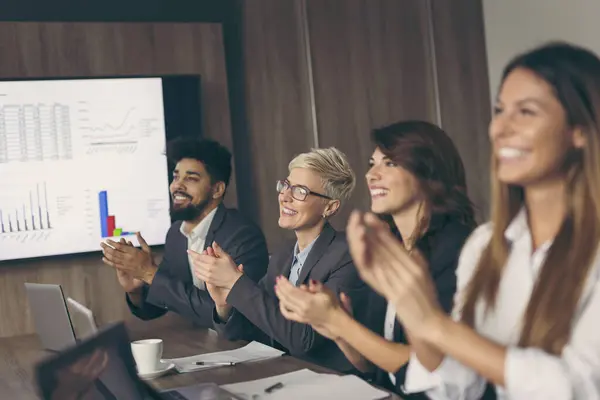 Grupp Affärsmän Ett Konferensrum Applåderar Efter Lyckad Presentation Fokusera Kvinnan — Stockfoto