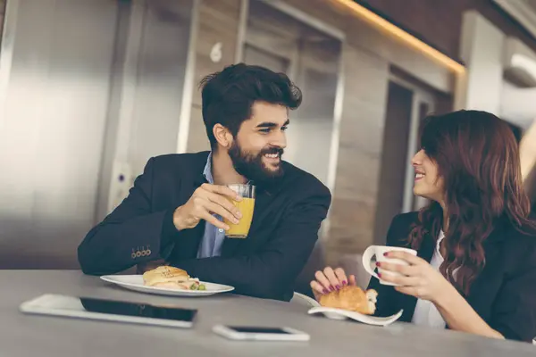 两个同事在公司餐厅吃早餐 专注于男人 — 图库照片