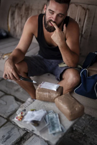 Diler Narkotyków Testuje Czystość Heroiny Przygotowuje Towary Handlu Pakuje Cegły — Zdjęcie stockowe