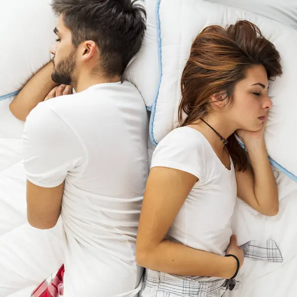 Vue Dessus Couple Amoureux Couché Lit Dos Dos Dormant — Photo