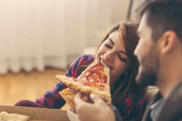 Pareja Enamorada Comiendo Pizza Para Almuerzo Divirtiéndose —  Fotos de Stock