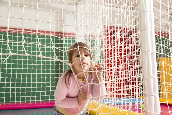 Neşeli Çocuk Oyun Odasında Trambolinde Oynuyor — Stok fotoğraf