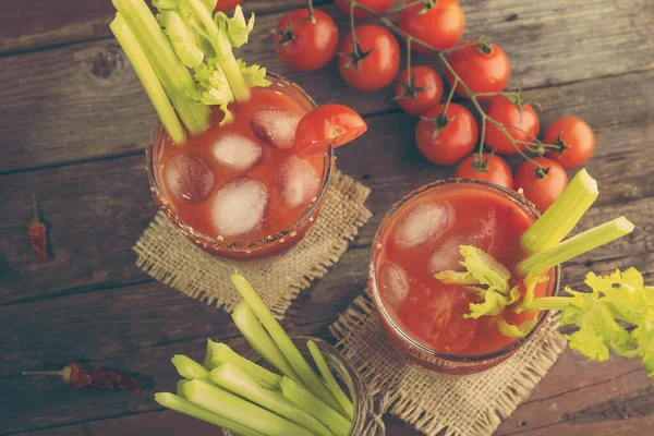 Pöytälevy Laukaus Bloody Mary Cocktail Vodkaa Sitruunaa Tomaattimehua Tabasco Kastike — kuvapankkivalokuva