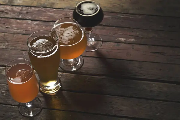 Cerveja Pálida Escura Pálida Vermelha Quatro Copos Cerveja Diferentes Uma — Fotografia de Stock