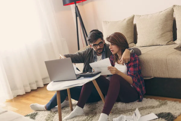 Young Married Couple Doing Paperwork Together Paying Bills Online Focus — Stock Photo, Image