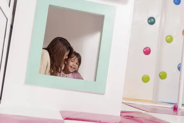 Mutter Und Tochter Spielen Spielzimmer Verstecken Sich Einem Kleinen Holzhaus — Stockfoto