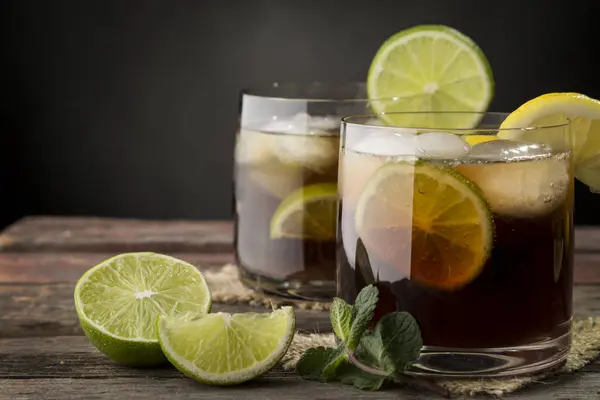 Two Glasses Cuba Libre Cocktail Rum Coke Lemon Juice Ice — Stock Photo, Image