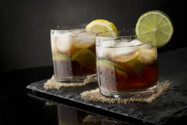 Cuba Libre Cocktails Mit Braunem Rum Zitronensaft Cola Und Eiswürfeln — Stockfoto