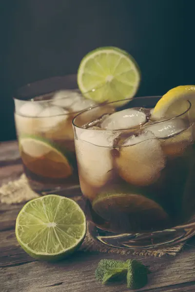 Zwei Gläser Cuba Libre Cocktail Mit Rum Cola Zitronensaft Und — Stockfoto