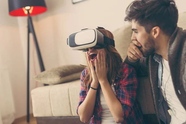 Пара Влюбленных Наслаждающихся Просмотром Видео Виртуальной Реальности — стоковое фото