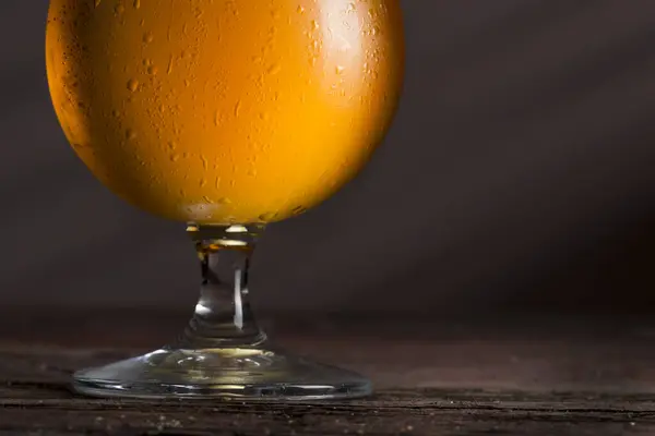 Деталь Влажного Стакана Холодного Светлого Пива Пеной Селективный Фокус — стоковое фото