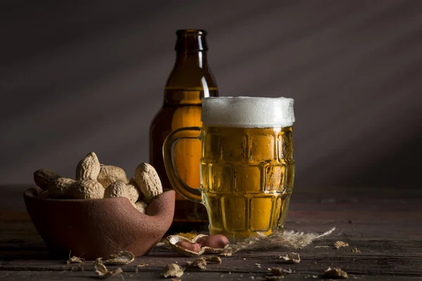 Garrafa Cerveja Uma Caneca Cerveja Fria Pálida Colocada Uma Tampa — Fotografia de Stock