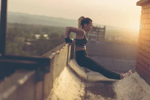 Mulher Bonita Sportswear Exercitando Terraço Telhado Edifício — Fotografia de Stock
