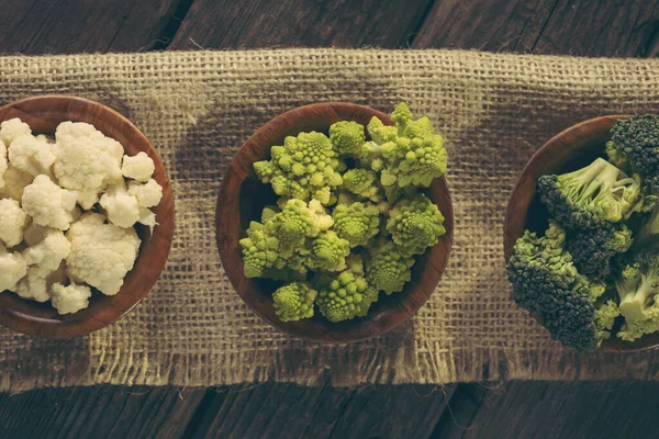 Table Top Shot Fresh Pieces Romanesco Broccoli Broccoli Cauliflower Small — Stock Photo, Image