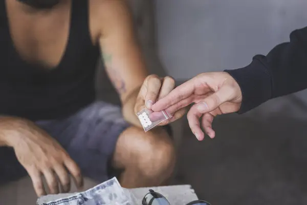 Uyuşturucu Satıcısı Bir Uyuşturucu Bağımlısına Ecstasy Hapı Satıyor — Stok fotoğraf
