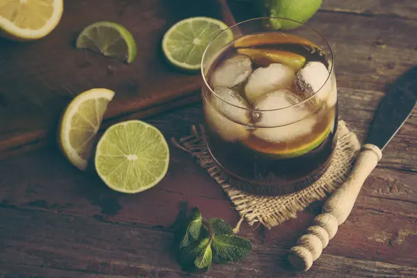 Vue Angle Élevé Verre Cuba Libre Cocktail Avec Rhum Coke — Photo
