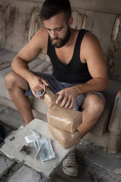 Traficante Drogas Gravando Tijolos Heroína Embalando Mercadorias Para Transporte Venda — Fotografia de Stock