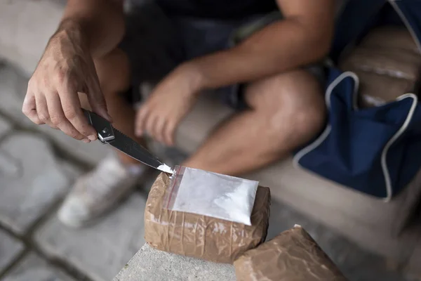 毒品贩子检验海洛因纯度 准备贩运货物 包装可卡因砖 药丸和大麻 把注意力放在刀尖上 — 图库照片