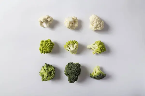 Top View Raw Romanesco Cauliflower Broccoli Cauliflower Pieces Isolated White — Stock Photo, Image