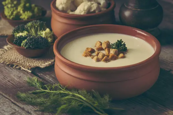 Cauliflower Cream Soup Decorated Some Croutons Rustic Wooden Table Selective — Stock Photo, Image