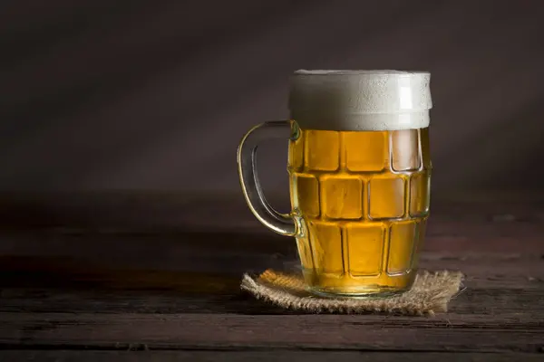 Jarra Cerveza Fría Pálida Colocada Sobre Una Mesa Rústica Madera — Foto de Stock