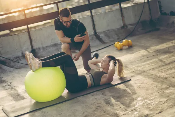 Frau Knirscht Mit Angehobenen Beinen Auf Einem Pilates Ball Unter — Stockfoto