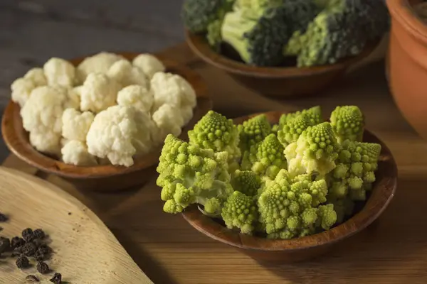 Fresh Pieces Romanesco Broccoli Broccoli Cauliflower Small Rustic Wooden Bowls — Stock Photo, Image