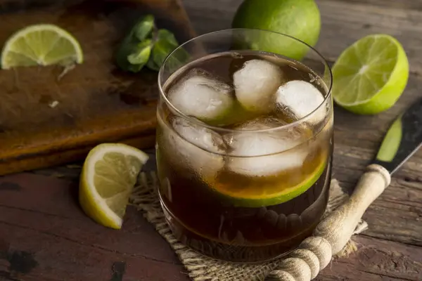 Vista Alto Ângulo Copo Coquetel Cuba Libre Com Rum Coque — Fotografia de Stock