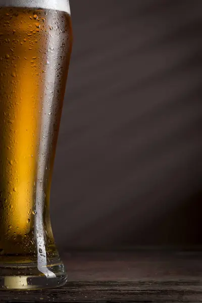 一杯淡淡的湿啤酒的细节 — 图库照片