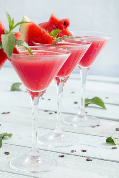 Cocktails Pastèque Froide Servis Dans Des Verres Martini Comme Rafraîchissement — Photo