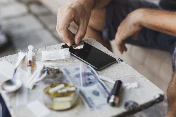 Detail Male Hands Cutting Heroin Line Razor Blade Smart Phone — Stock Photo, Image