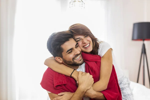 Casal Apaixonado Abraçando Abraçando Cama Depois Acordar — Fotografia de Stock