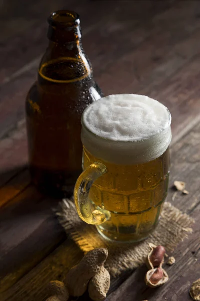 Láhev Piva Hrnek Studeného Světlého Piva Položené Plátěném Víku Arašídy — Stock fotografie