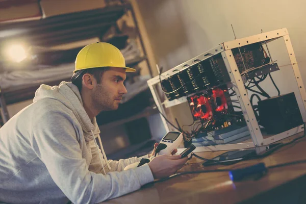 Programmer Setting Mining Rig Cryptocurrency Mining Holding Wattmeter Measuring Electrical — Stock Photo, Image