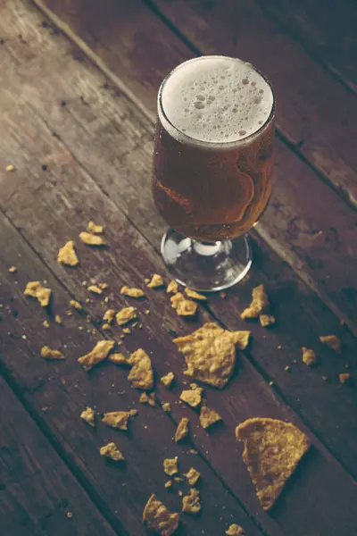 Vaso Cerveza Fría Pálida Con Unas Tortillas Fritas Sobre Una —  Fotos de Stock