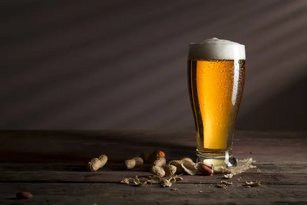 Ein Glas Kaltes Leichtes Bier Auf Einem Untersetzer Und Ein — Stockfoto