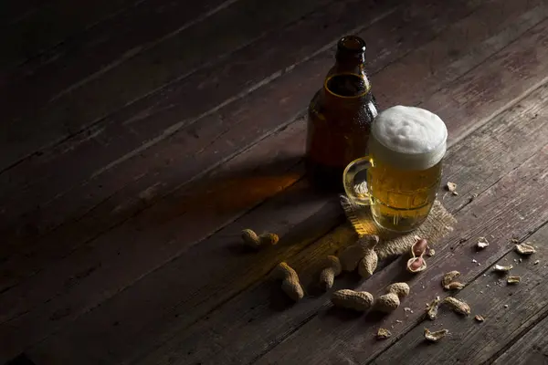 Garrafa Cerveja Uma Caneca Cerveja Fria Pálida Colocada Uma Montanha — Fotografia de Stock