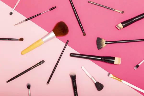 Conjunto Pinceles Planos Maquillaje Profesional Aislados Sobre Fondo Rosa — Foto de Stock