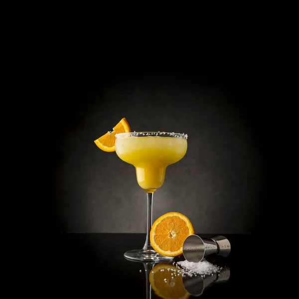 Sinaasappelmargarita Cocktail Met Tequila Triple Sec Sinaasappelsap Gemalen Ijs Wat — Stockfoto