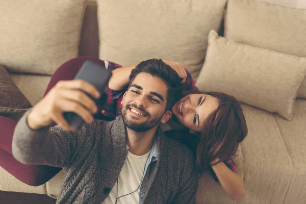 Verliebte Paare Genießen Ihre Freizeit Hause Machen Gesichter Und Machen — Stockfoto