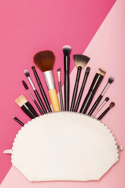 Conjunto Pinceles Planos Maquillaje Profesional Aislados Sobre Fondo Rosa — Foto de Stock