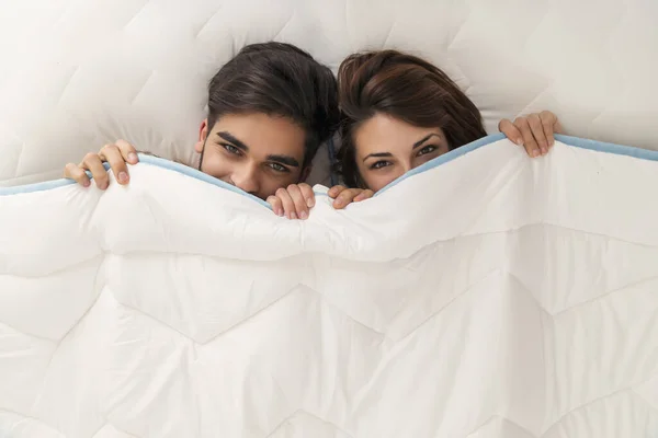 Ovanifrån Ett Par Kär Liggande Sängen Gömmer Sig Och Kikar — Stockfoto