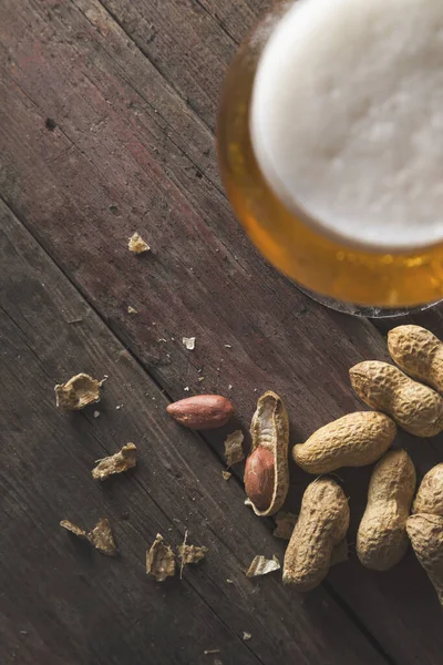 Vista Superior Copo Cerveja Leve Com Espuma Alguns Amendoins Uma — Fotografia de Stock
