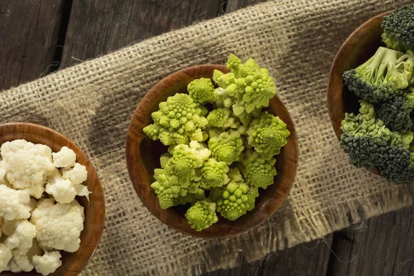 Bordsskiva Med Färska Bitar Romanesco Broccoli Broccoli Och Blomkål Små — Stockfoto