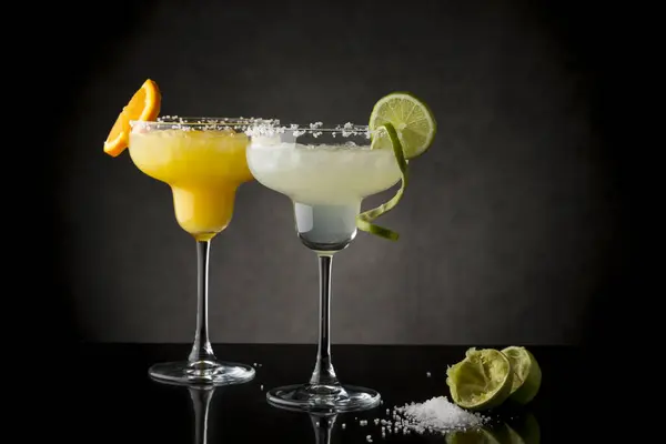 Klassieke Limoen Margarita Sinaasappel Margarita Cocktail Mix Zout Omrande Glazen — Stockfoto
