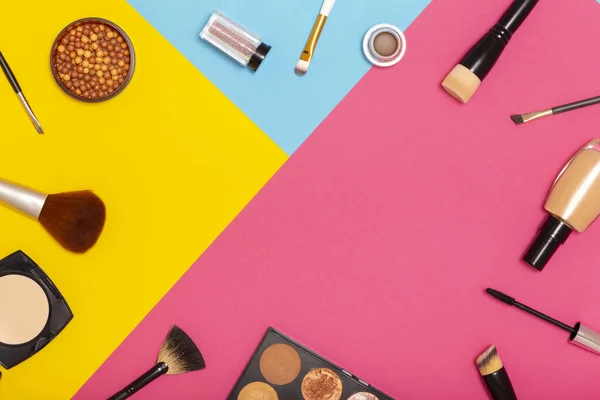 Disposición Plana Varios Productos Maquillaje Sobre Fondo Colorido Con Espacio — Foto de Stock