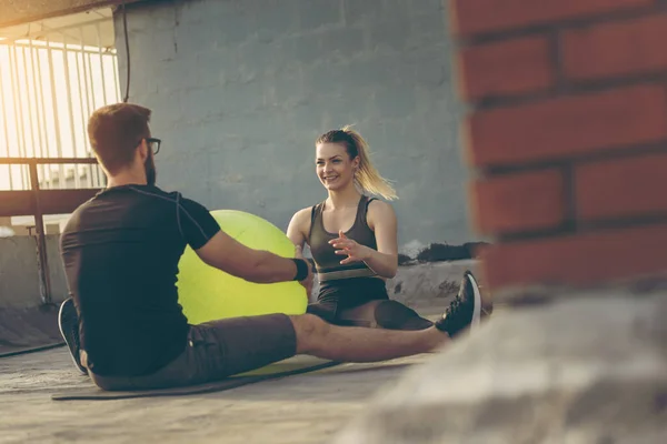 Cuplu Așezat Covor Yoga Terasă Acoperișul Clădirii Exercitând Minge Pilates — Fotografie, imagine de stoc
