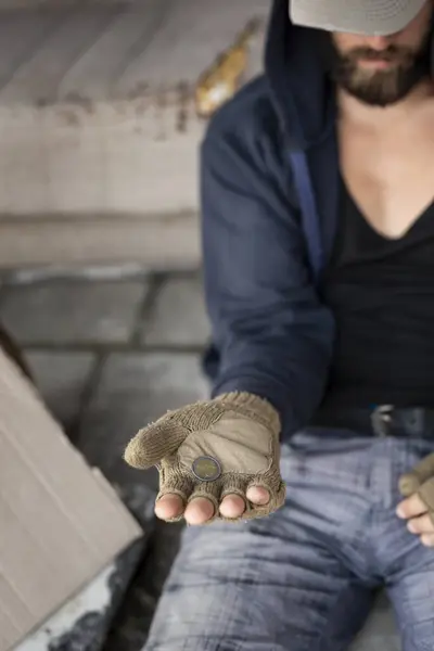 Бездомный Капюшоне Перчатках Пальцев Сидит Улице Просит Денег Сосредоточьтесь Монете — стоковое фото
