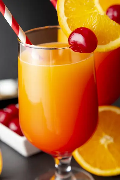 オレンジとマラスチーノチェリーのスライスで装飾された2つの冷たいテキーラサンライズカクテル ザクロジュースとオレンジジュースの高角度ビュー — ストック写真