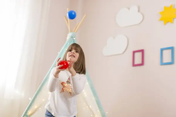 Schöne Kleine Mädchen Spielen Ihrem Zimmer Üben Jonglieren Und Spaß — Stockfoto